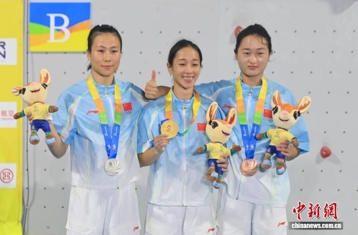 4月28日，第六届亚洲沙滩运动会攀岩速度女子决赛在海南三亚举行。中国队周娅菲、邓丽娟、张少琴分别获得金银铜牌。图为三人在颁奖仪式上。 <a target='_blank' href='/'>中新社</a>记者 贾天勇 摄
