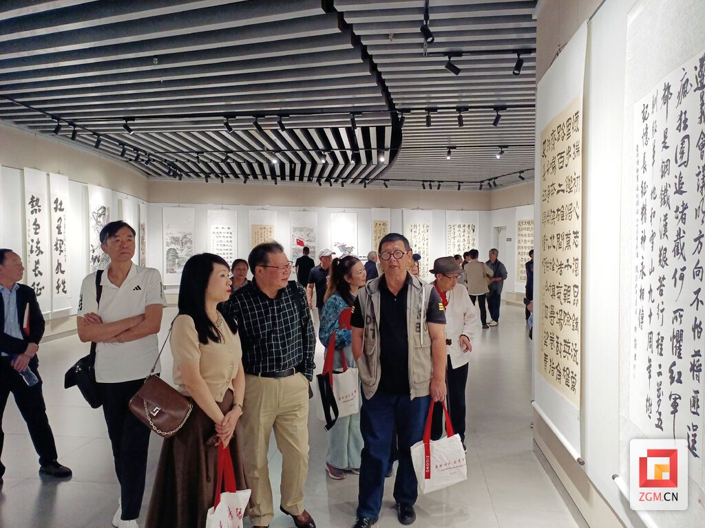 社会各界观看展览.jpg