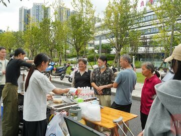 抄手3元一碗还配鸡蛋牛奶！宜宾两姑娘在医院门口摆起爱心小摊：“熟客不再来”才是好消息丨身边