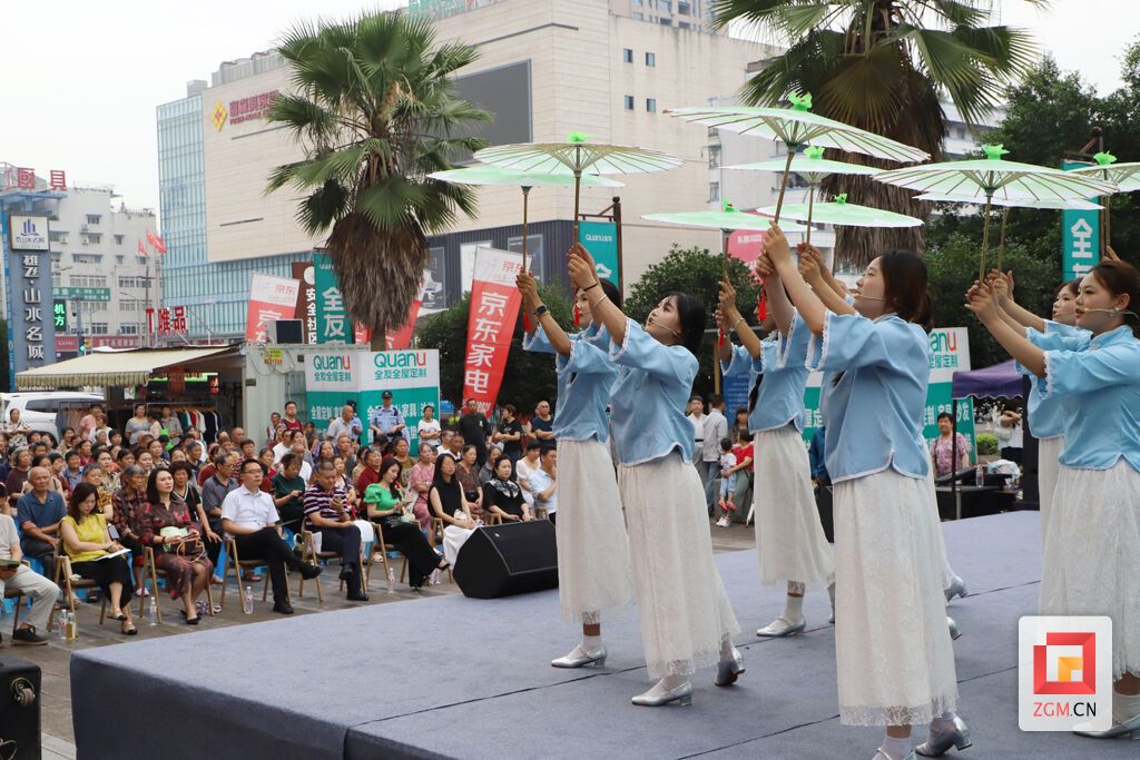 高校学生表演 记者 陈凡逸 摄.JPG