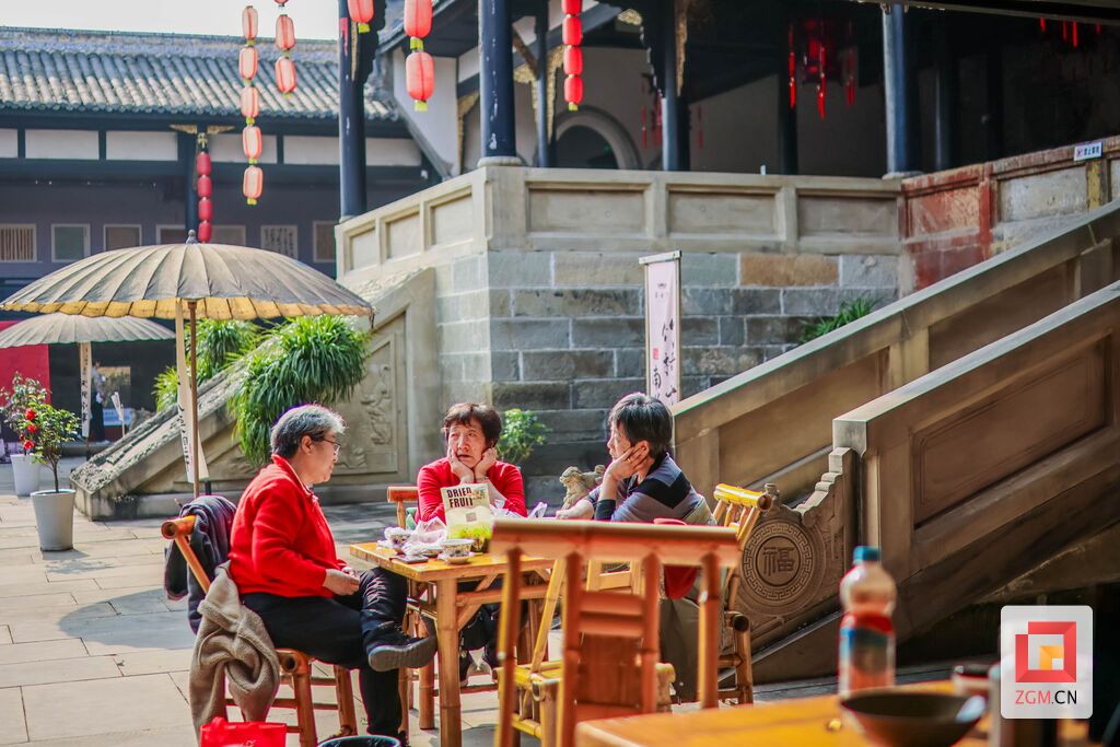 市民们惬意的享受着冬日的暖阳 记者 宋姿熠 摄2.jpg