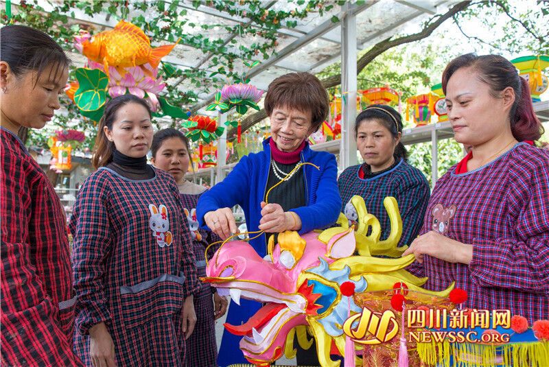 胡德芳和工人一起制燈.jpg