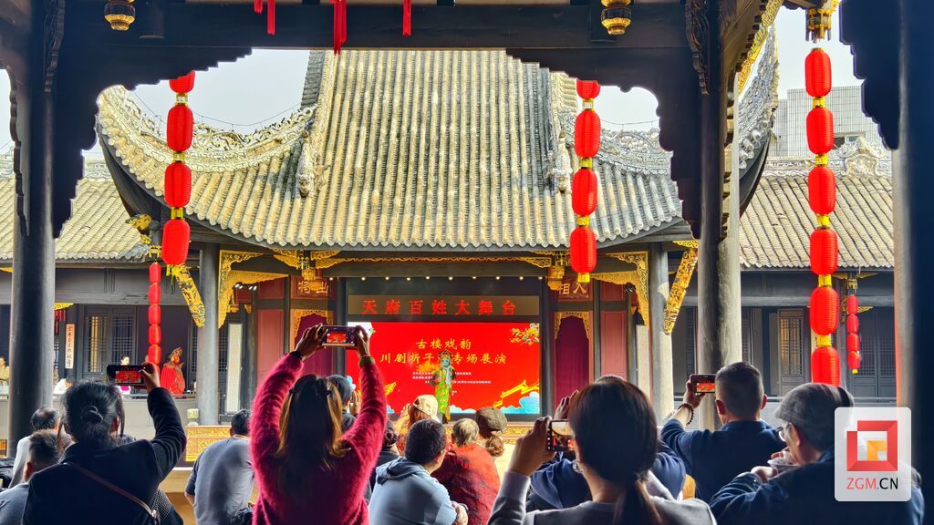 春节期间贡井南华宫市民拍摄川剧吐火节目 记者 罗祥瑞 摄.jpg