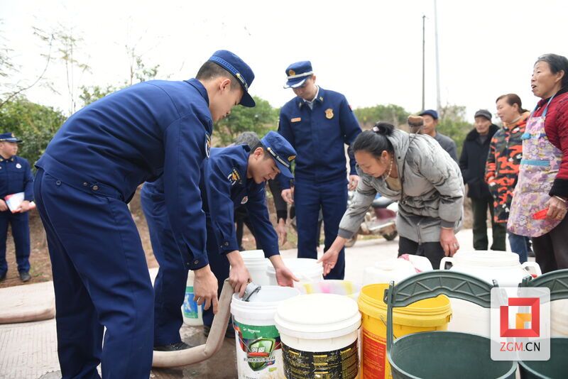 为瓦市镇大雁湖村村民送水.jpg