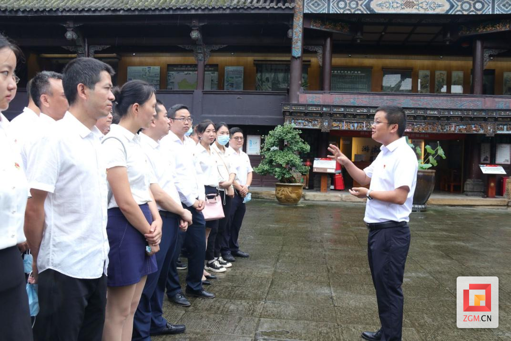懷德鎮(zhèn)鎮(zhèn)村干部在自貢市鹽業(yè)歷史博物館內(nèi)聽黨課。（蘭耀敏 攝）