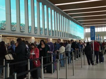 政府“停摆”致空管人员严重短缺 全美约6000架次航班受影响