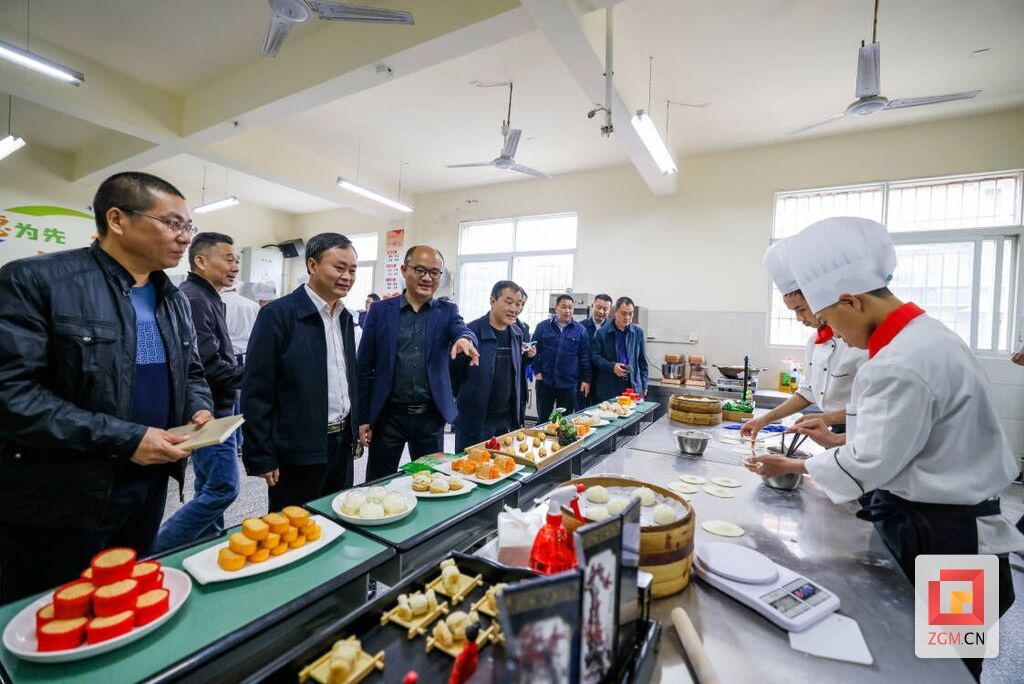 參觀中餐烹飪專業(yè)學生作品 (1).jpg