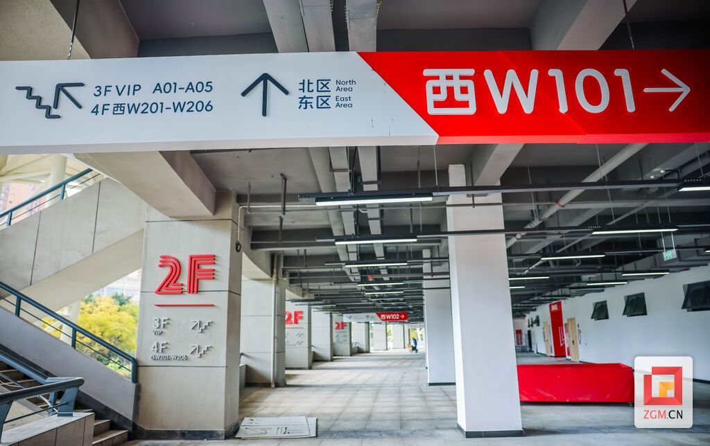 场馆指示牌更新到位，导向清晰、一目了然，方便市民通行观赛。记者 宋姿熠 摄.jpg