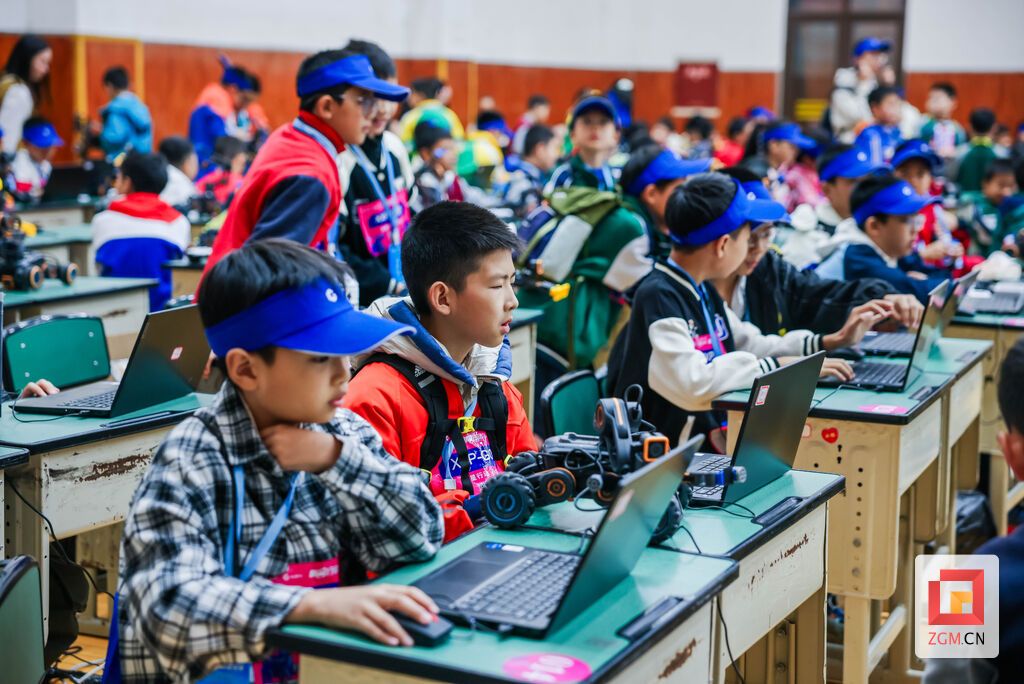 认真准备 记者 宋姿熠 摄.jpg