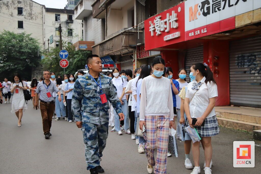 自貢市外國語學(xué)校考點(diǎn)，考生有序進(jìn)入考場