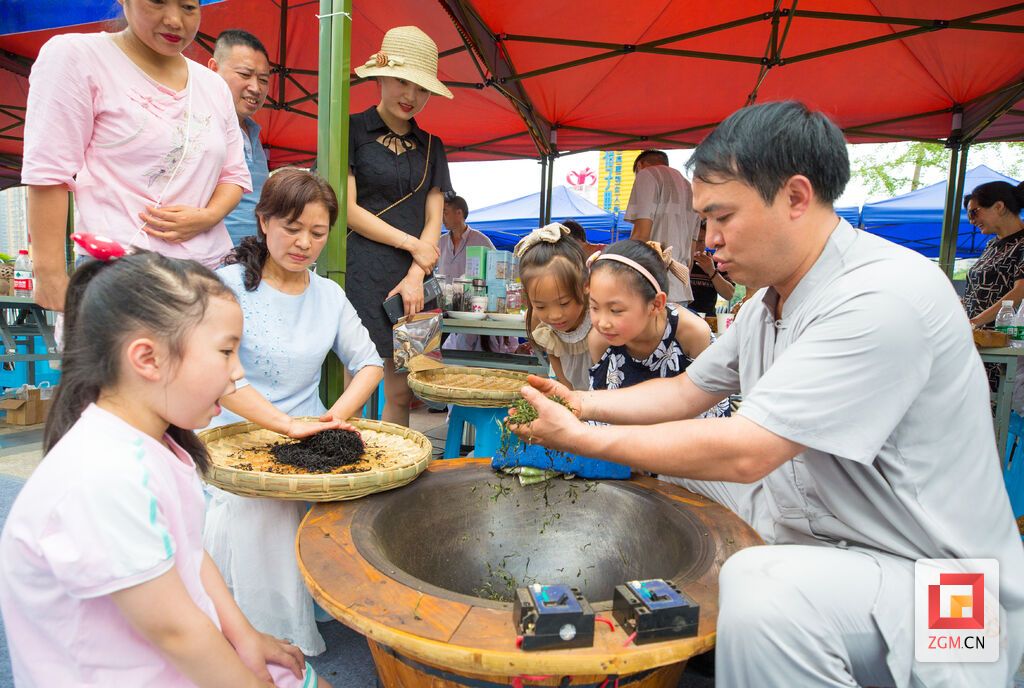 体验制茶技艺 记者 叶卫东 摄.jpg