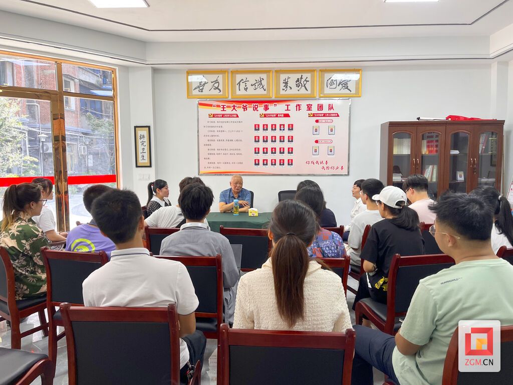 王正国生前给高校学子上思政课 曾莉 摄.jpg