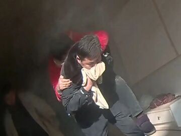 广元昭化：浓烟锁楼！为救老人民警三进火场