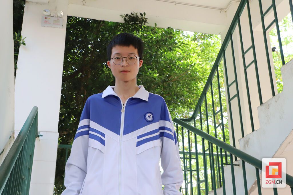 殷悦翔走出教学楼 记者 陈凡逸 摄.JPG