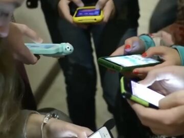 法国议会通过法案 禁止15岁以下未成年人使用社交媒体
