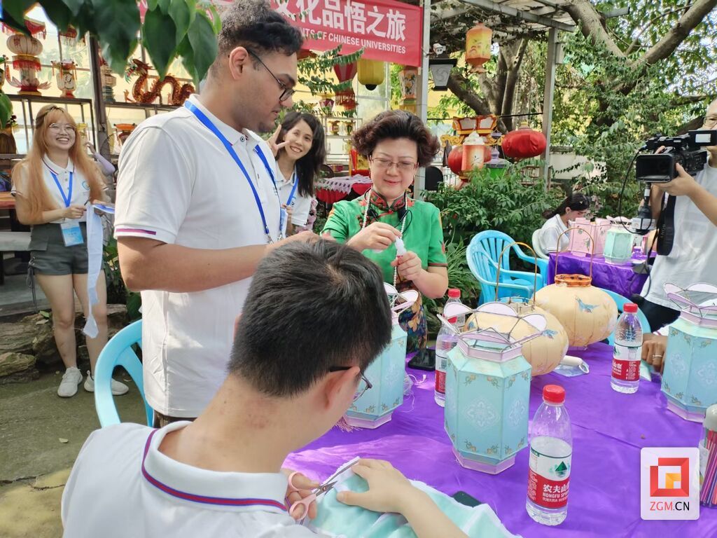外國(guó)友人學(xué)習(xí)制作花燈.jpg