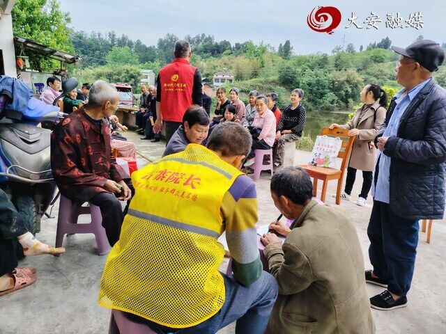 古寨院长参加院坝会 (徐潇 摄)