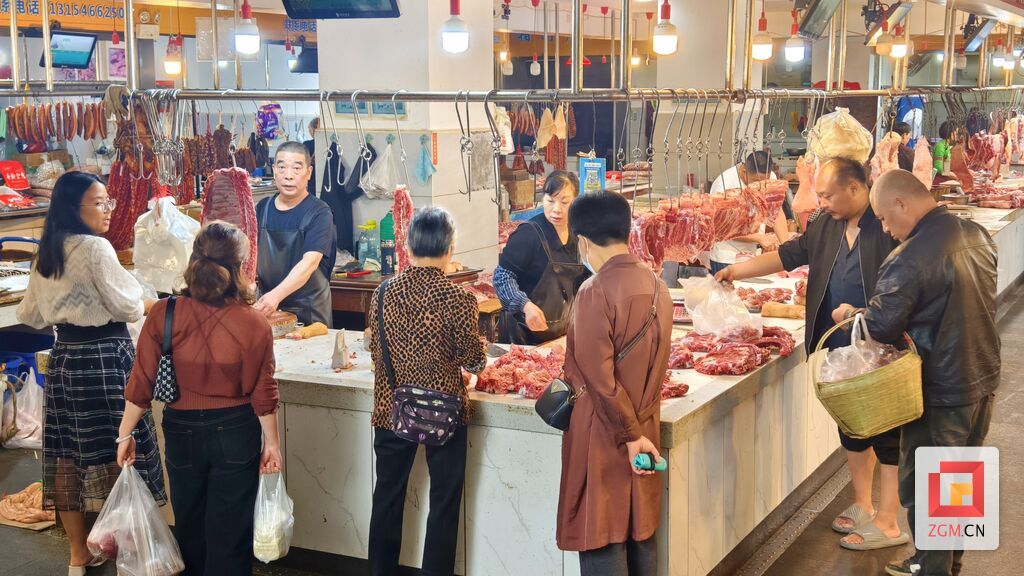 市民在灯杆坝菜市场购买鲜肉记者 罗祥瑞 摄.jpg