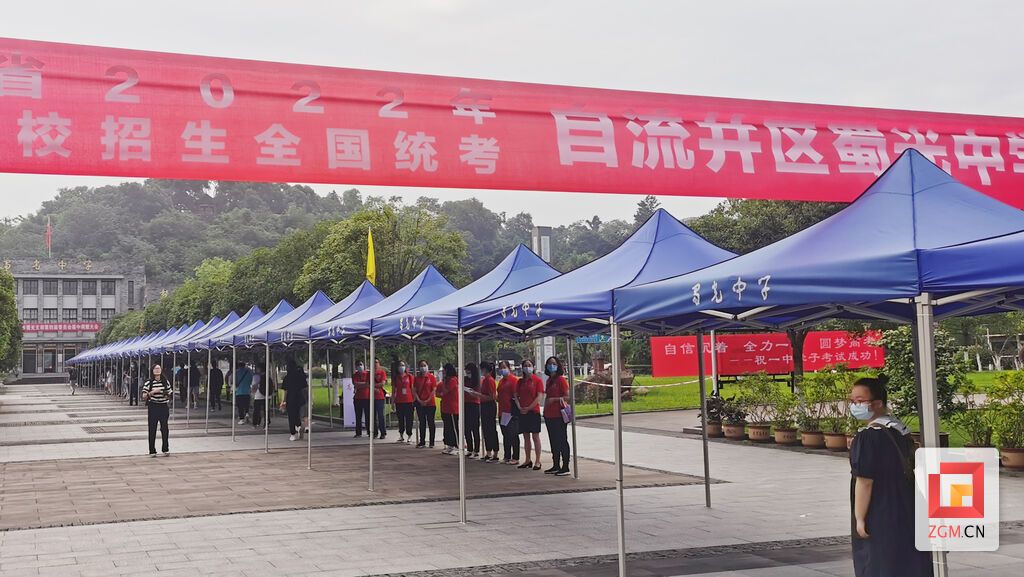 设了遮阳挡雨帐篷通道.jpg