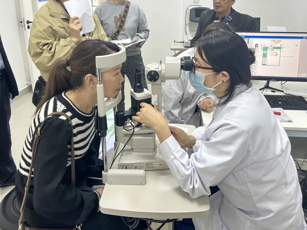 患者正在進行眼科檢查.jpg