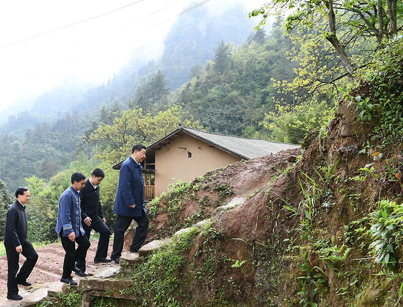 2019年4月15日,在石柱土家族自治縣中益鄉(xiāng)華溪村,,習(xí)近平總書記踏著濕滑的石階登上陡坡,,前往貧困戶譚登周家看望。