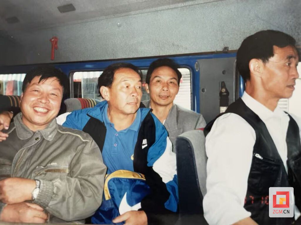 徐良才（左一）、胡昭宜（左二）与球队队友王亮、蔡子容乘车参加比赛（资料图片）.jpg