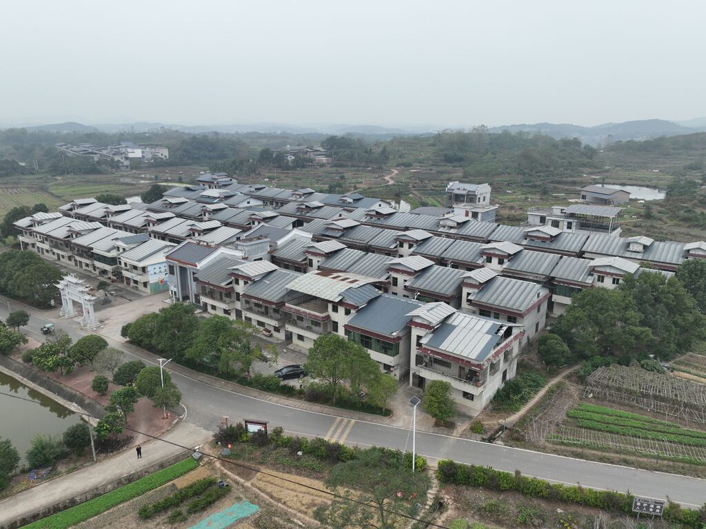 村头村搬迁后的规范建房。罗泽辉 摄.JPG