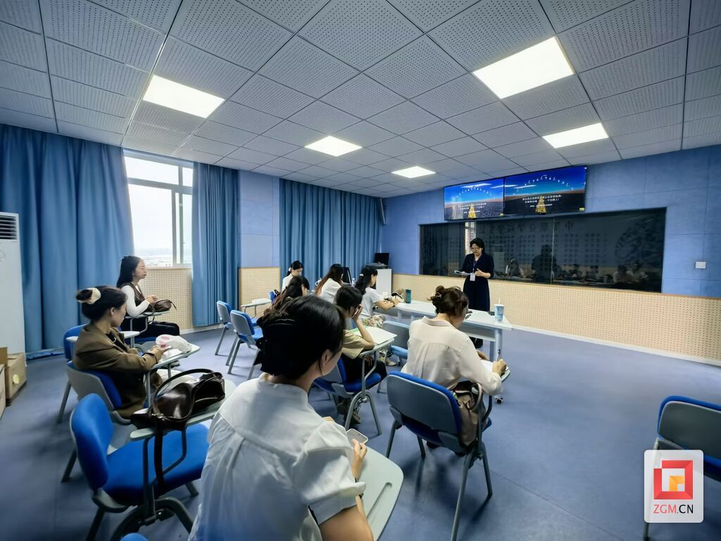 集体研讨.jpg