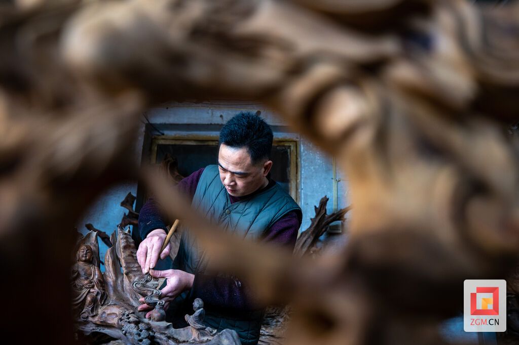 1.欧静松在雕刻中 记者 叶卫东 摄.jpg