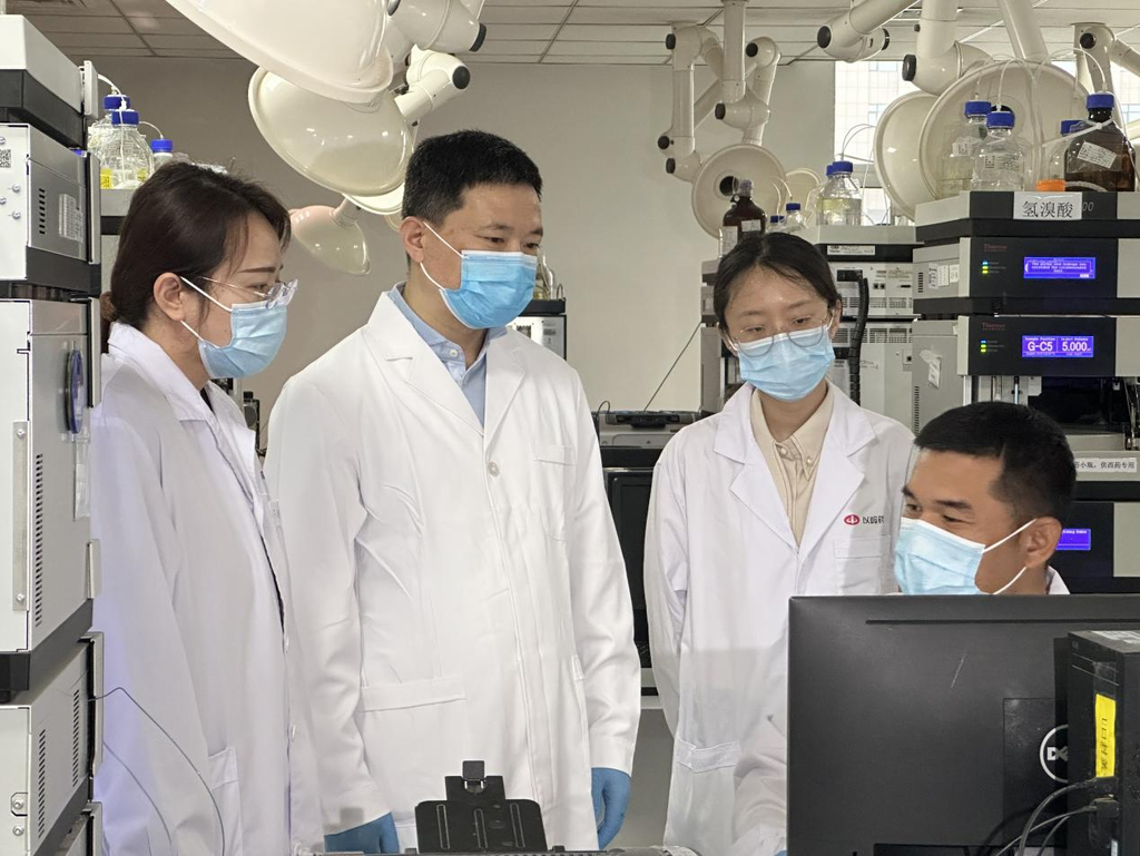 贾振华（左二）与科研人员在讨论业务。 孙阳阳摄