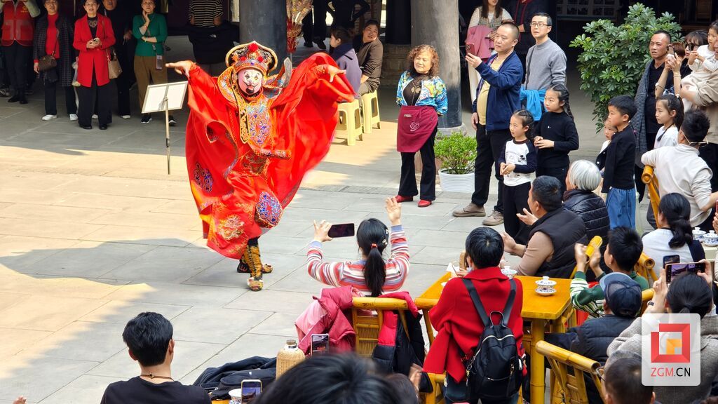 春节期间市民在贡井南华宫观看变脸 记者 罗祥瑞 摄.jpg