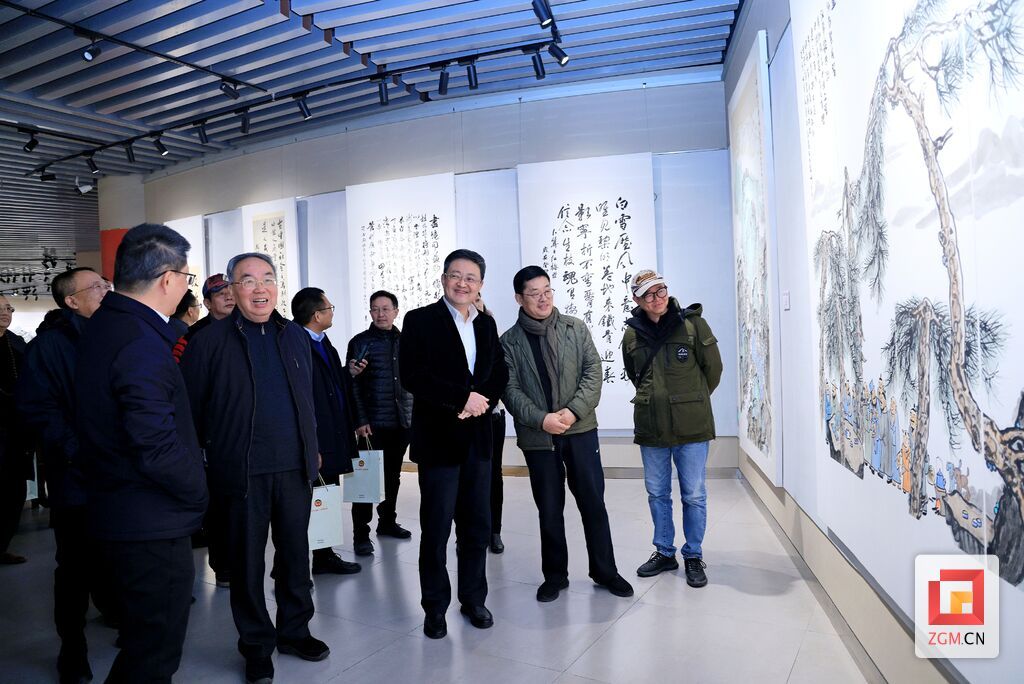 参观“同心共建现代化自贡”书画展.jpg