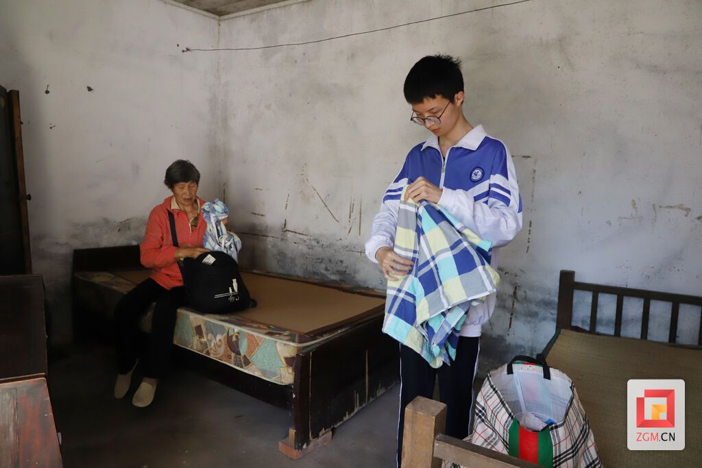 殷悦翔同奶奶在出租屋收拾行囊 记者 陈凡逸 摄.JPG
