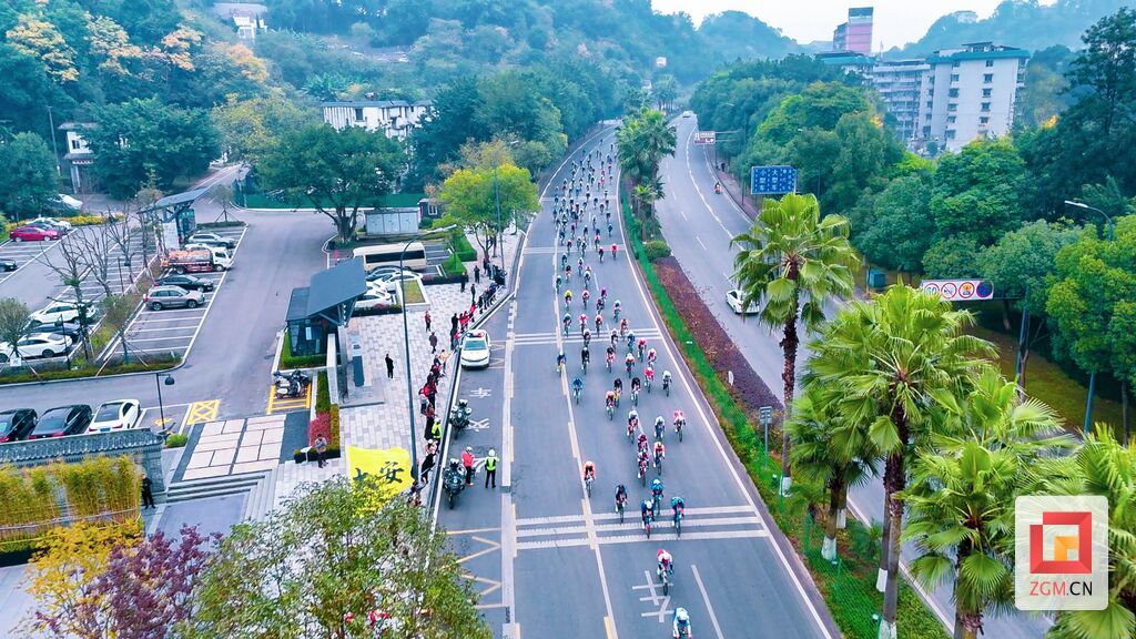 2025中国公路自行车职业联赛(自贡站)现场 记者苟思摄.jpeg