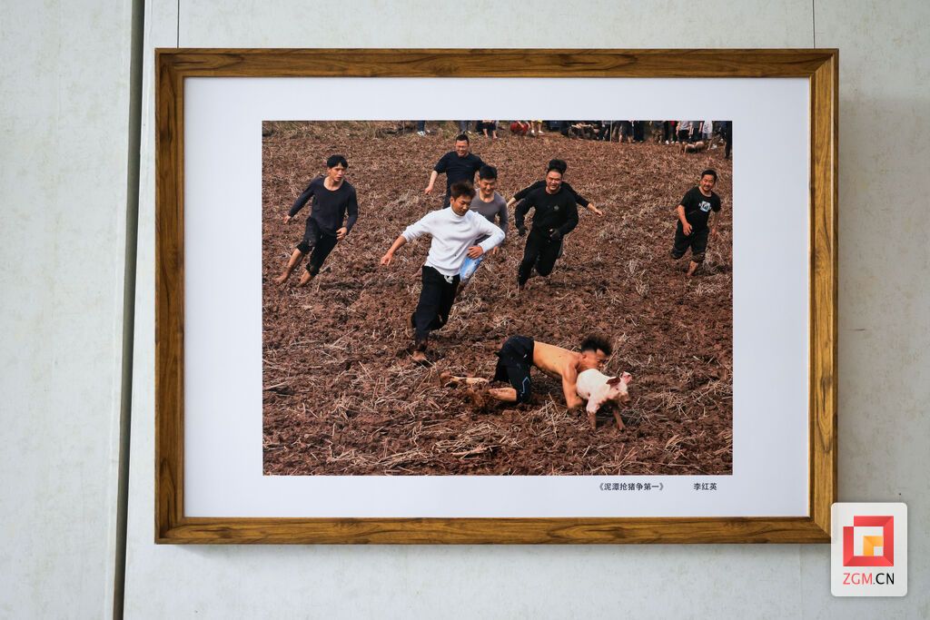 李红英作品《泥潭抢猪争第一》.JPG