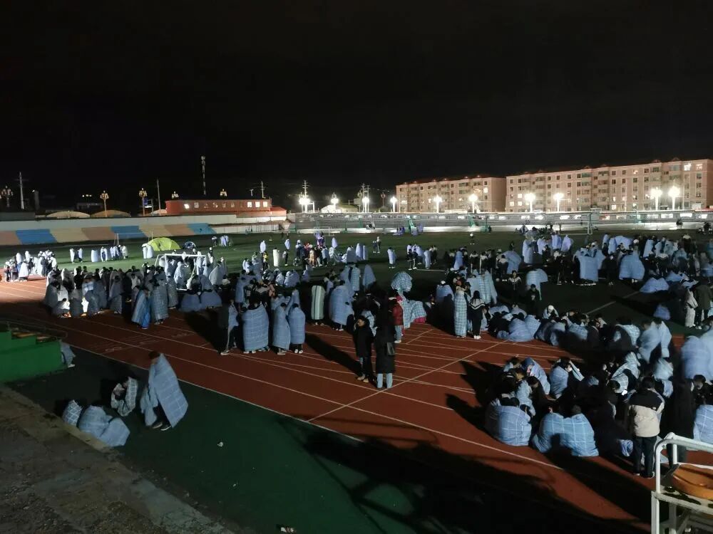 5月22日凌晨，果洛州民族高级中学的学生在操场避险。