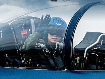 空軍面向高中畢業(yè)生招收選拔第14批女飛行學(xué)員