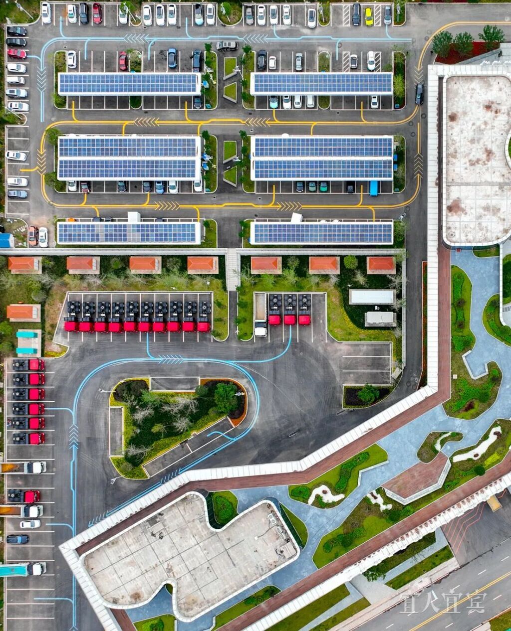 位于三江新区的东部产业园能源港内,不少新能源重卡、汽车在这里进行快速充、换电 庄歌尔 摄.jpg