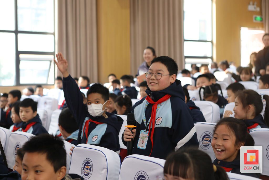 学生提出问题 记者 张庭瑞 摄.JPG