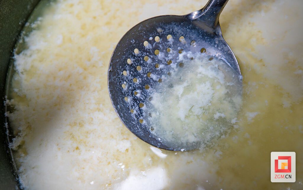 豆浆表面泛起细密的豆花 记者 叶卫东 摄.jpg