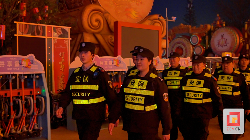 景区安保人员巡逻守护游客安全.png