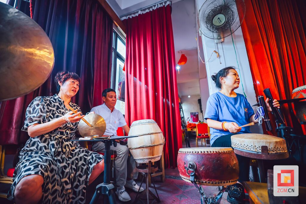 川剧鼓师在敲打锣鼓,为表演伴奏。川剧音乐是表演的重要组成部分,鼓师需要精准掌握节奏,配合演员的唱做念打 记者 宋姿熠 摄.jpg