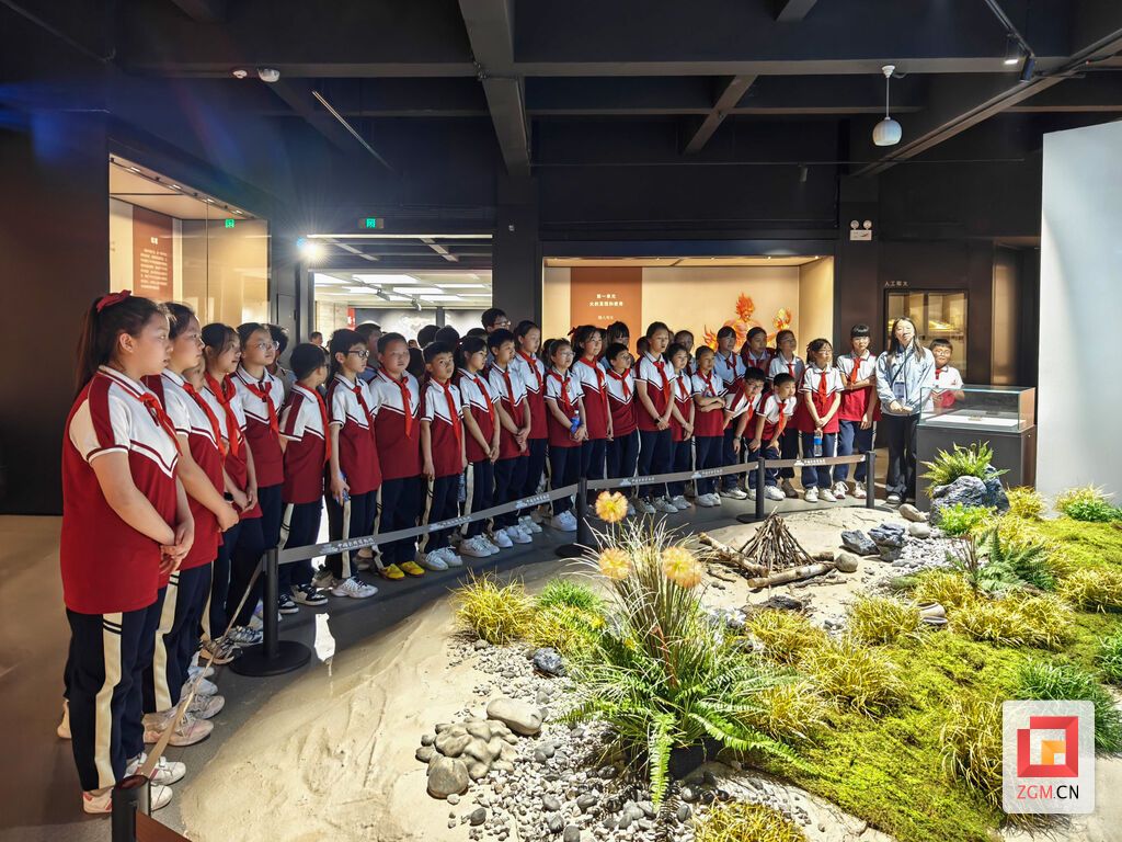 学生参观(资料图).jpg
