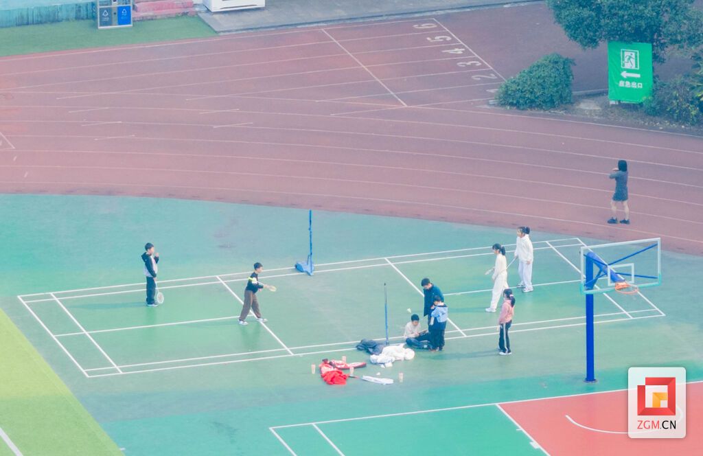 羽毛球爱好者们挥拍对打尽显全民健身活力图景 记者 宋姿熠 摄.jpg