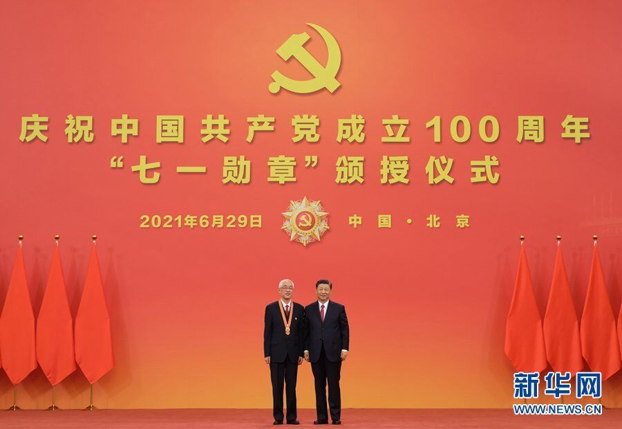 6月29日，庆祝中国共产党成立100周年“七一勋章”颁授仪式在北京人民大会堂金色大厅隆重举行。中共中央总书记、国家主席、中央军委主席习近平向“七一勋章”获得者李宏塔颁授勋章。新华社记者 李学仁 摄
