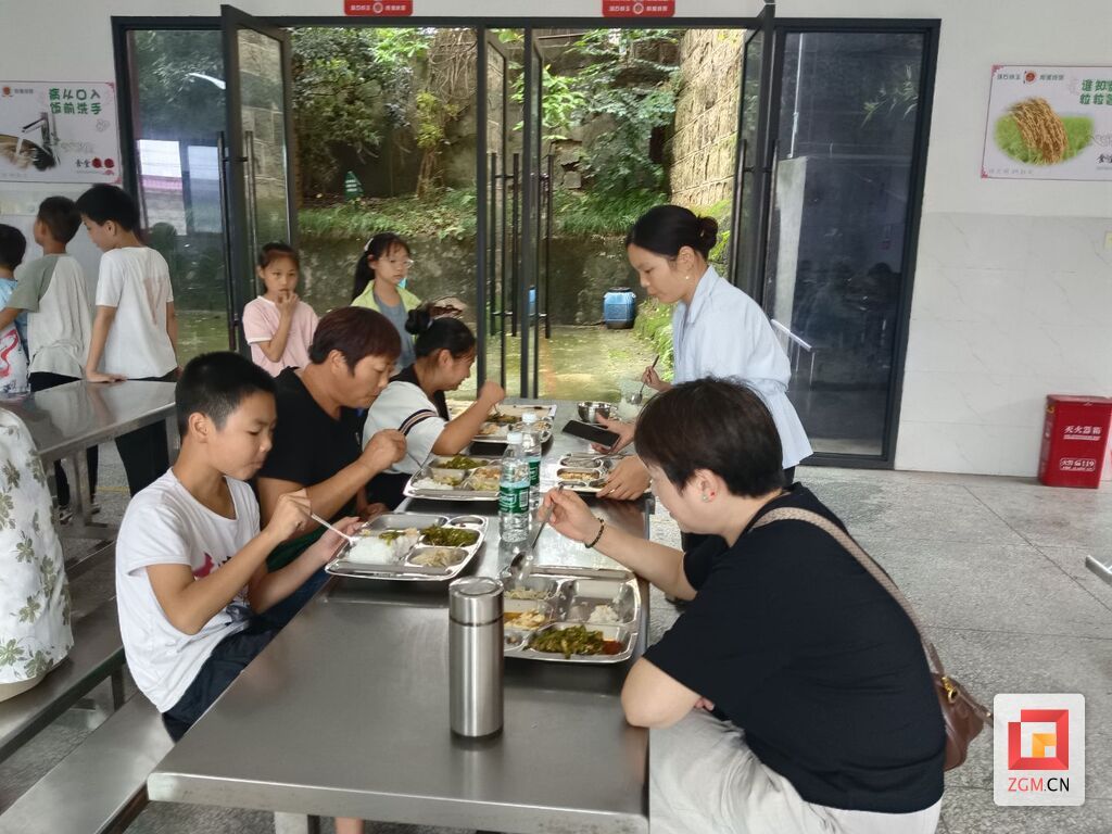 家长陪餐1.jpeg