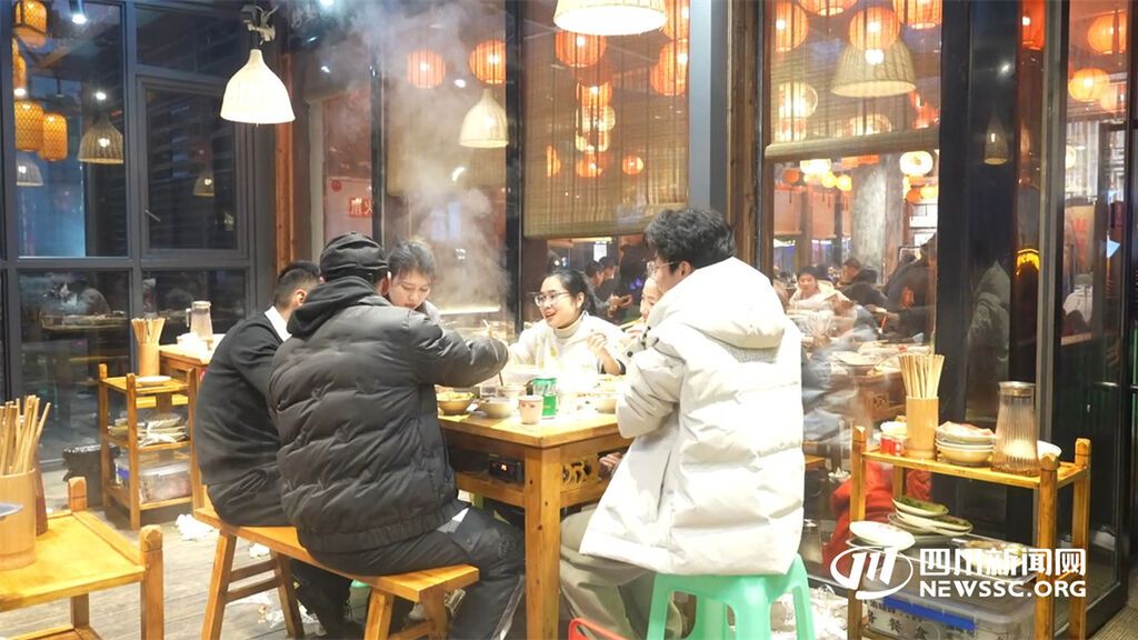 瀘州“這有光”餐飲店內(nèi).jpg