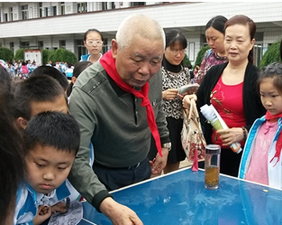 王正国和孩子们在一起（资料图片）.png