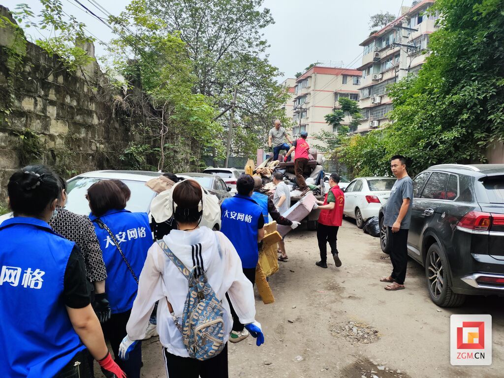城管執(zhí)法人員到社區(qū)開展垃圾大掃除.JPG