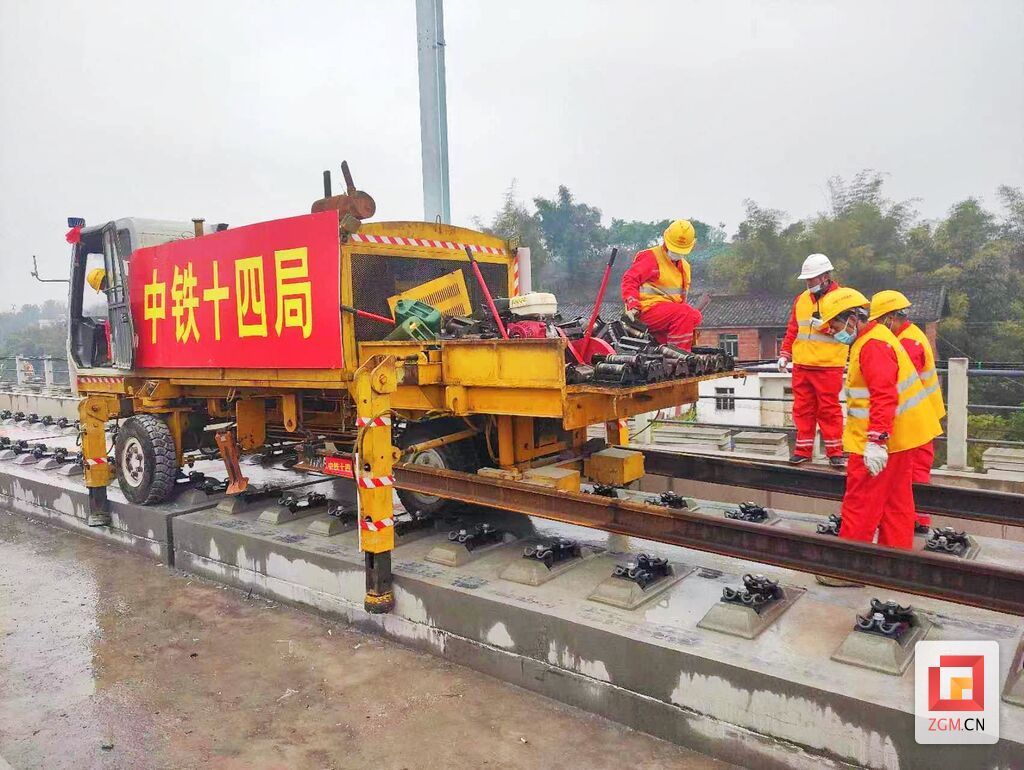 鋼軌牽引車正在拖拉500米鋼軌.jpg
